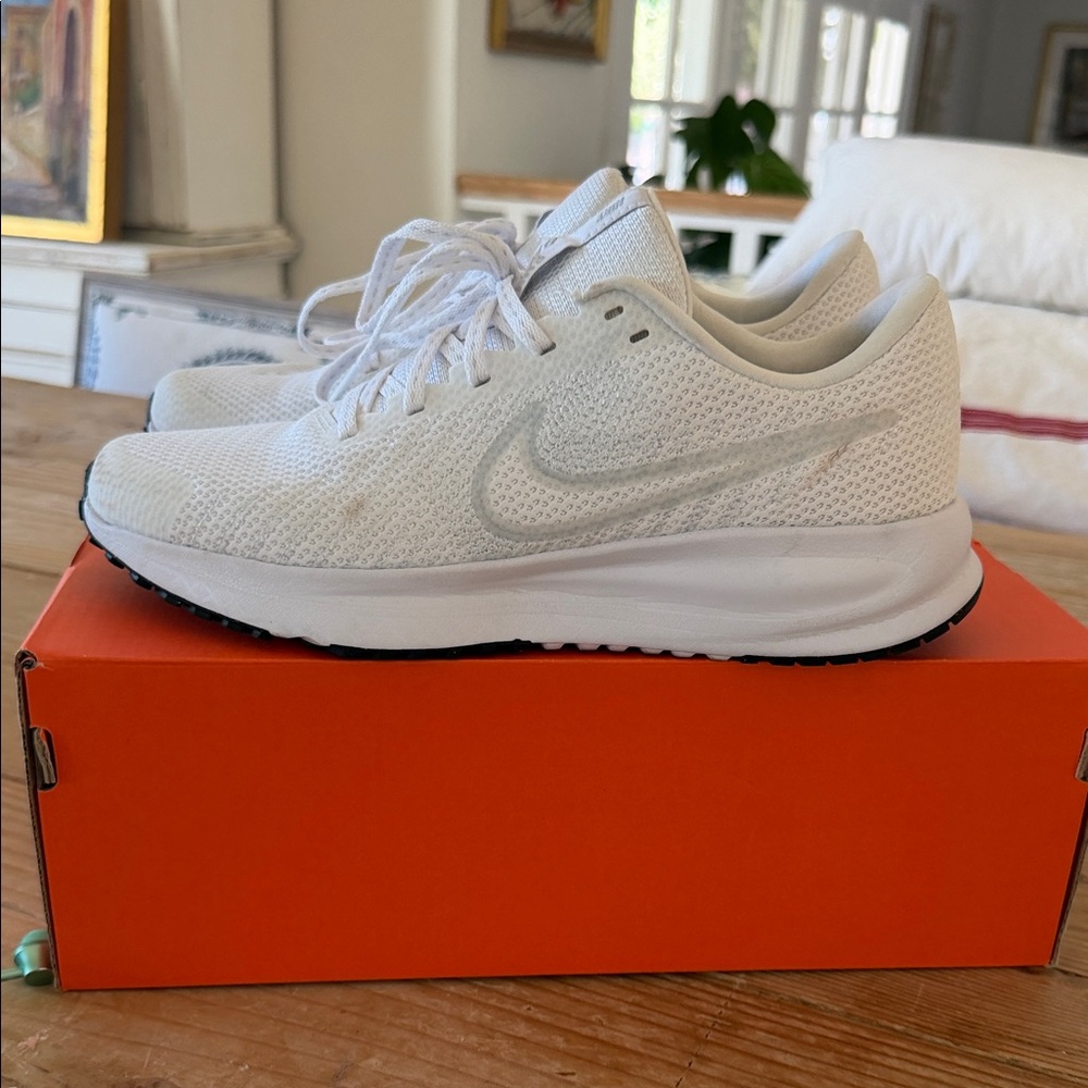 White Nike-Style Women's Lightweight Running Sneakers sz 9